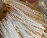 Gambar langkah 2 resipi Telur Hancur Enoki.