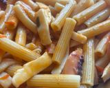 Foto del passaggio 6 della ricetta Penne al Sugo di Pesce
