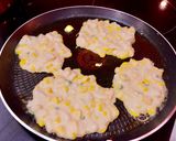 รูปขั้นตอนการทำที่ 3 ของ Corn and chicken fritters (ข้าวโพดกับอกไก่ทอด) coleslaw and sour cream