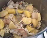 Foto del paso 4 de la receta: Guiso de calamar y gambones, con patatas, cebolla y guisantes