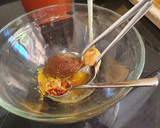 Foto del paso 1 de la receta: Salmón adobado con salsa de tamarindo, miso y miel a la plancha