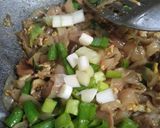 Foto langkah ke 5 dari resep Kwetiau goreng.