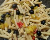 Foto del passaggio 4 della ricetta Pasta con peperoni e olive