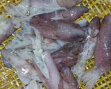 Hình bước làm 1 của món Mực trứng hấp hành gừng