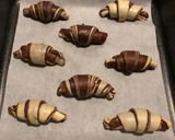 Foto del passaggio 18 della ricetta Cornetti sfogliati alla vaniglia variegati al cacao🥐