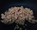Foto langkah ke 6 dari resep Nasi Goreng Saus Hot Tuna.