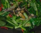 Foto langkah ke 5 dari resep Tumis Sawi Hijau Pindang Cuek.