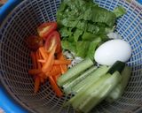 Foto langkah ke 1 dari resep Salad Roll with Sesame Mayo Dressing.