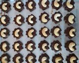 Foto langkah ke 5 dari resep Kukis coklat kacang mede.