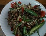 Foto langkah ke 5 dari resep Oseng" cumi asin,toge cabe hijau.