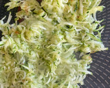 Foto del paso 2 de la receta: Nido de calabaza con aguacate, pollo y queso mozzarella