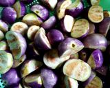 Foto langkah ke 1 dari resep Terong Bulat Tumis Cabe Ikan Asin.