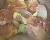Foto del paso 1 de la receta: Pollo con nopales en chile morita