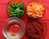A picture of step 1 of Carrot and Capsicum Instant Pickle.