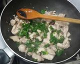 Foto del paso 4 de la receta: Pollo al verdeo y champiñones
