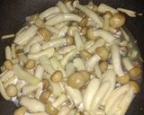 รูปขั้นตอนการทำที่ 2 ของ เห็ดยานางิผัดไข่ (Stir-Fried Yanagi Mushrooms with Eggs)