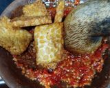 Foto langkah ke 6 dari resep Sambal Penyet Tempe Kemangi.