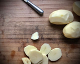 Foto del paso 1 de la receta: Hamburguesa con pan casero y patatas especiadas al horno