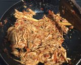 Foto langkah ke 2 dari resep Cireng isi ayam suwir pedas manis.