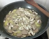 Foto langkah ke 4 dari resep Semur Bakso Sapi dan Kentang.