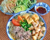 A picture of step 10 of Bún riêu cua with crispy pork fat.
