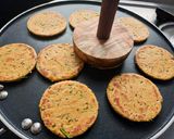 કોથમીર મરચા બિસ્કિટ ભાખરી (Biscuit bhakhri recipe in Gujarati) રેસીપી સ્ટેપ4ફોટો