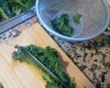 Foto del paso 4 de la receta: ¿Cómo preparar la col kale antes de cocinarla? #superalimento