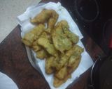 Foto del paso 3 de la receta: Churros de pescado con papas sancochadas y alioli casero
