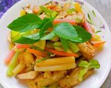 Hình bước làm 4 của món Nui xào nấm,chả cá,đậu hủ và rau củ