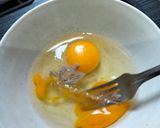 Foto langkah ke 3 dari resep Dadar Telur Ikan Sarden Kaleng.