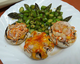 Foto del paso 5 de la receta: Champiñones con surimi, gambas y cheddar con espárragos al ajillo