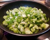 Foto del paso 3 de la receta Tortilla de hojas tiernas de cebolleta