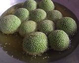 Foto langkah ke 12 dari resep Onde onde kopong isi kacang hijau coklat.