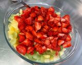 Une image de l'étape 9 de Salade d’ananas aux fraises, raisin et myrtilles.