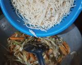 हक्का वेजीज नूडल्स विथ मसाला ए मैजिक(hakka noodles with masala e magic recipe in hindi) रेसिपी चरण 3 फोटो