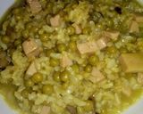 Foto del passaggio 4 della ricetta Risotto ai funghi, piselli e prosciutto cotto