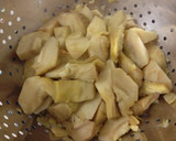 Foto del paso 4 de la receta: Alcachofas, almejas y bacalao al ajillo