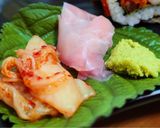 Hình bước làm 4 của món Sushi Cơm Cuộn Bọc Trứng Cá Chuồn