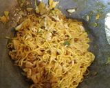 Foto langkah ke 6 dari resep Mie goreng nyemek simple.