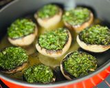Une image de l'étape 1 de 💚 Champignons de Paris farcis au beurre de persil, servis avec des tagliatelles.