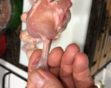 Foto del paso 1 de la receta: Jamoncitos de alas de pollo al limón con corazones rotos de alcachofa y pimiento asado