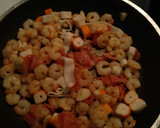 Foto del paso 2 de la receta: Revuelto de gambas, jamón y gulas