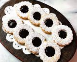 Foto del passaggio 10 della ricetta Occhio di bue con confettura di uva fragola