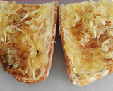 Foto del paso 8 de la receta: Tostas de aguacate, cebolla caramelizada y mermelada de tomate