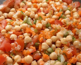 Foto del paso 1 de la receta: Ensalada de garbanzos, con verduras y merluza