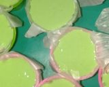 Foto langkah ke 6 dari resep Bolu Kukus Semangka.