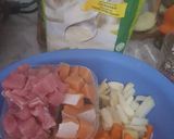 Foto langkah ke 1 dari resep Salmon & tuna cream soup.
