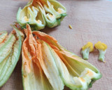 Foto del paso 1 de la receta: Frittata de espárragos trigueros y calabacín con sus flores
