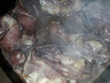Pollo con papas a las hierbas, especias y vino tinto
