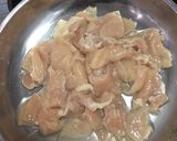 รูปขั้นตอนการทำที่ 1 ของ “ผัดอกไก่ใส่เห็ด”